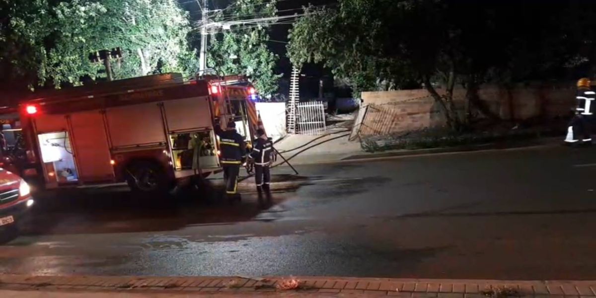 Mulher morre carbonizada e outras três pessoas ficam feridas em incêndio em residência na Rua Recife