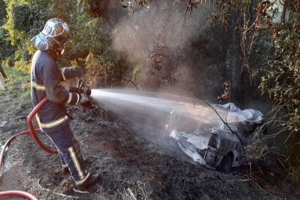 Camionete sai da pista, pega fogo e condutora fica ferida na PR-182