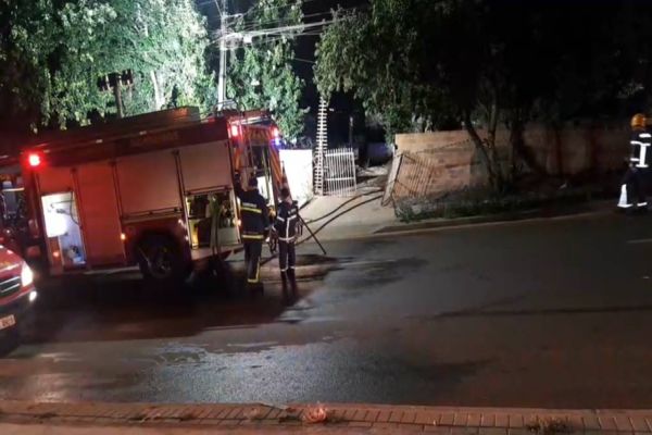 Mulher morre carbonizada e outras três pessoas ficam feridas em incêndio em residência na Rua Recife