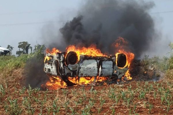 Imagem referente a notícia: Veículo pega fogo após capotar na PR 495, em Santa Helena