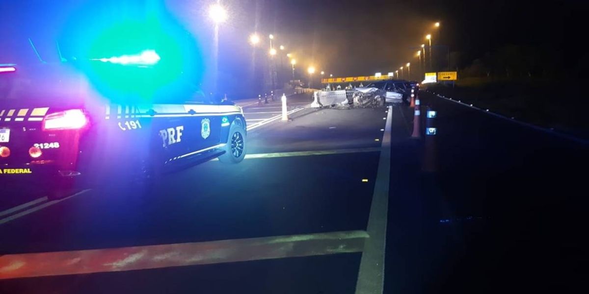Homem morre ao bater carro em mureta de pedágio no Paraná