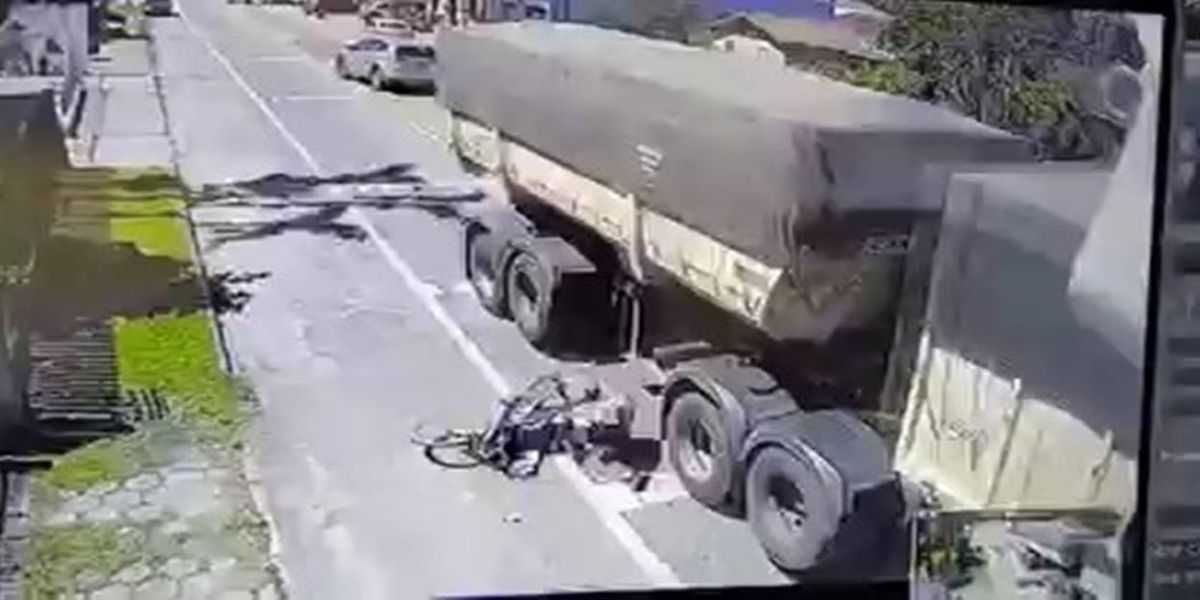 Ciclista escapa da morte na PR-408 em Morretes