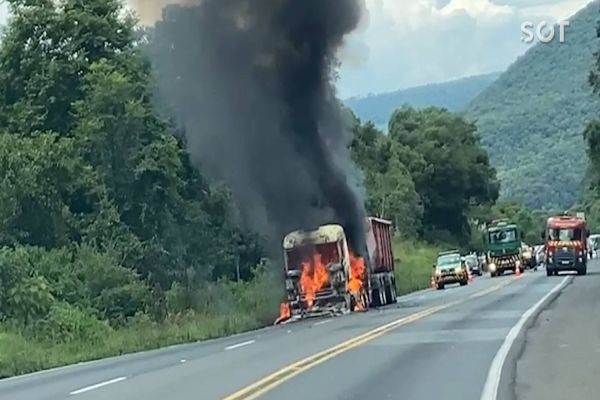 PRF atende ocorrência de incêndio em carreta na BR-277