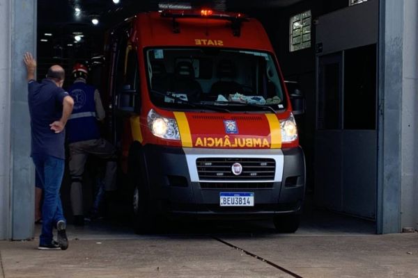 Imagem referente a notícia: Trabalhador sofre queda de telhado no Bairro São Cristóvão