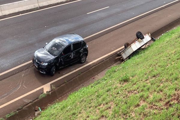 Imagem referente a notícia: Sandero capota na PRC-467, no Bairro São Cristóvão