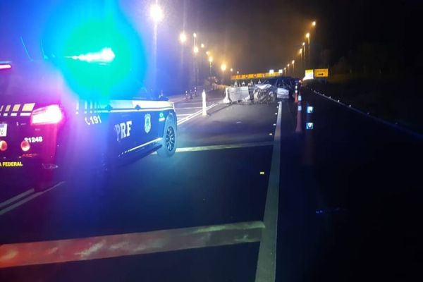 Homem morre ao bater carro em mureta de pedágio no Paraná