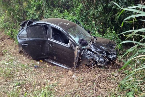 Colisão entre carro e caminhão na PR-180 deixa dois feridos