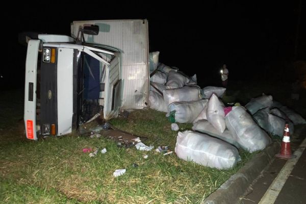 Imagem referente a notícia: Caminhão Baú carregado com roupas tomba na BR-467, no Contorno Oeste