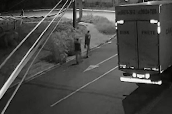 Imagem referente a notícia: Câmera registra homens carregando possível "galão de gasolina", antes de incêndio no Coqueiral