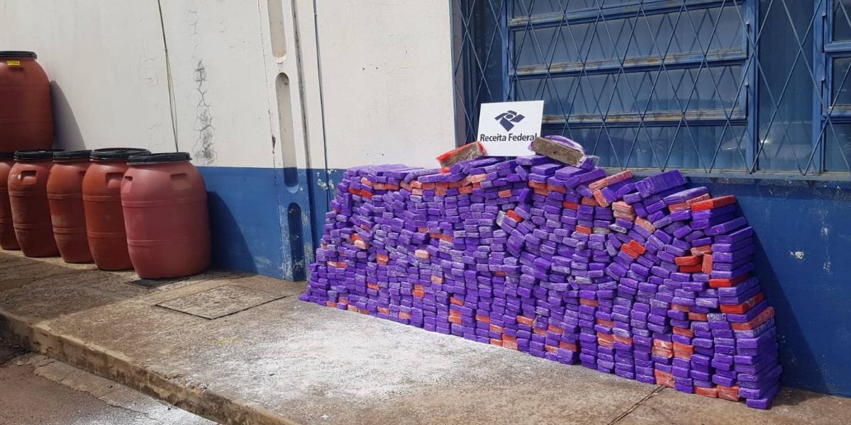 Receita Federal apreende cerca de meia tonelada de maconha em tonéis com tripa de porco
