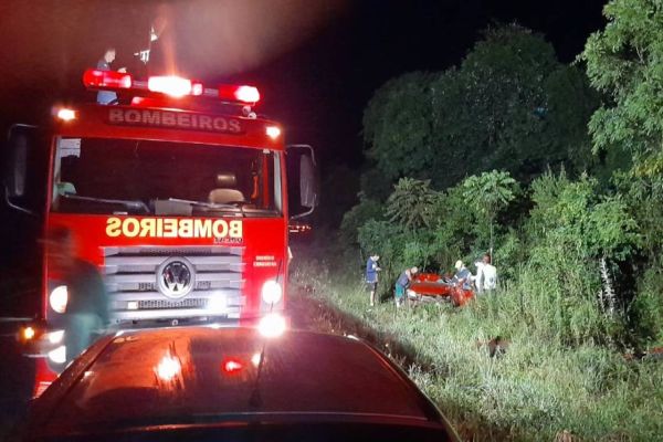 Homem sofre ferimentos em capotamento de carro na BR-280