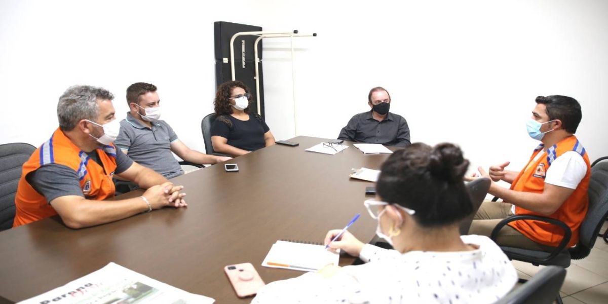 Defesa do Consumidor discute com Defesa Civil melhoria no controle de abelhas