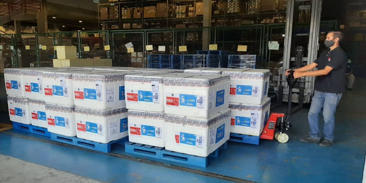 Paraná recebe uma das maiores remessas de vacinas contra a Covid-19 com mais de 1,4 milhão de doses