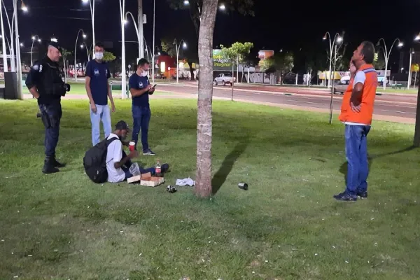 Foto relacionada a notícia: GM, PM e Defesa Civil realizam ação de assistência social a pessoas em vulnerabilidade social