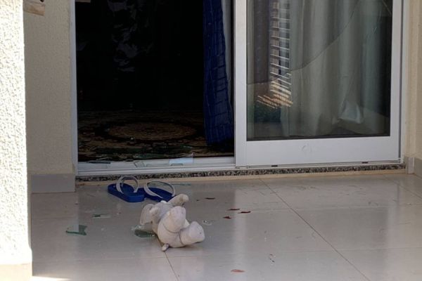 Imagem referente a notícia: Após três horas mantida de refém, mulher é liberada sem ferimentos e autor é detido