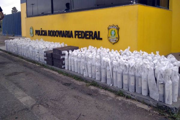 Imagem referente a notícia: PRF apreende mais de 1000 garrafas de vinhos no Paraná