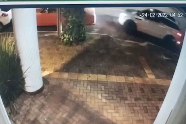 Imagem referente a notícia: Câmera de segurança registra forte colisão na Rua Recife