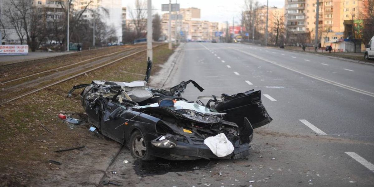Tanque de guerra atropela carro de civil em Kiev