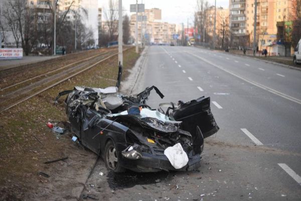 Tanque de guerra atropela carro de civil em Kiev