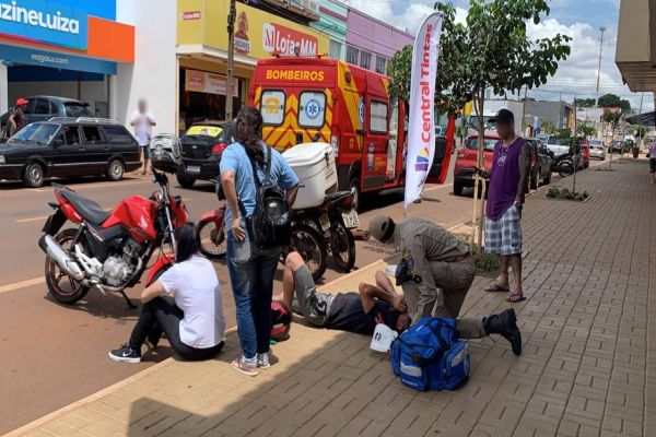 Imagem referente a notícia: Moto desvia de automóvel e acaba caído; Casal fica ferido no Bairro Floresta