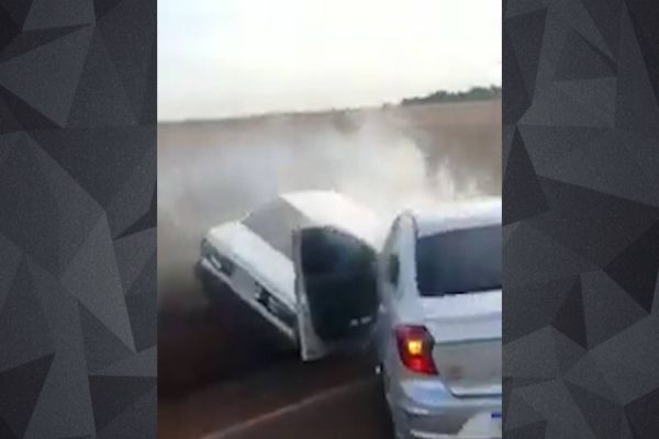Imagem referente a notícia: Impressionante: Caminhoneiro registra carro em zig zag e colidindo contra outro na PR-317