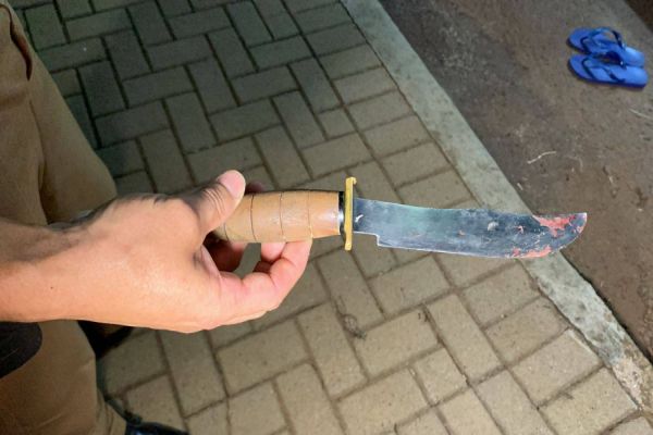 Imagem referente a notícia: Homem é atingindo na cabeça por uma “pá” após tentar esfaquear familiares no Bairro Cataratas