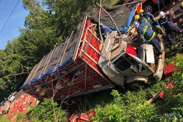 Colisão entre dois caminhões mobiliza Aeromédico na PR-484 entre Boa Vista da Aparecida e Capitão