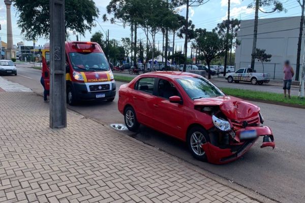 Imagem referente a notícia: Duas pessoas ficam feridas após forte colisão traseira na Avenida Rocha Pombo