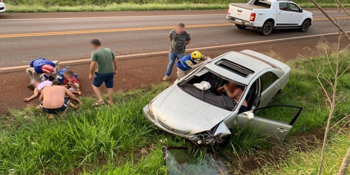 Quatro pessoas ficam feridas após capotamento na BR-369 entre Cascavel e Corbélia