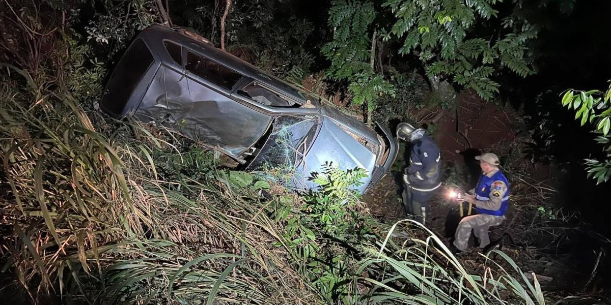 Carro capota e cai em barranco na BR-277 em Cantagalo