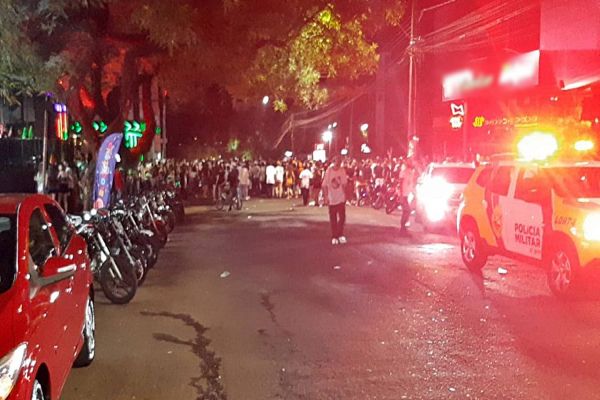 Imagem referente a notícia: Carnaval Cascavelense: Rua Paraná é fechada por populares e gera grande tumulto e agressões