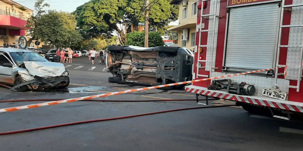 Câmera flagra acidente entre três veículos que deixou criança gravemente ferida, em Maringá