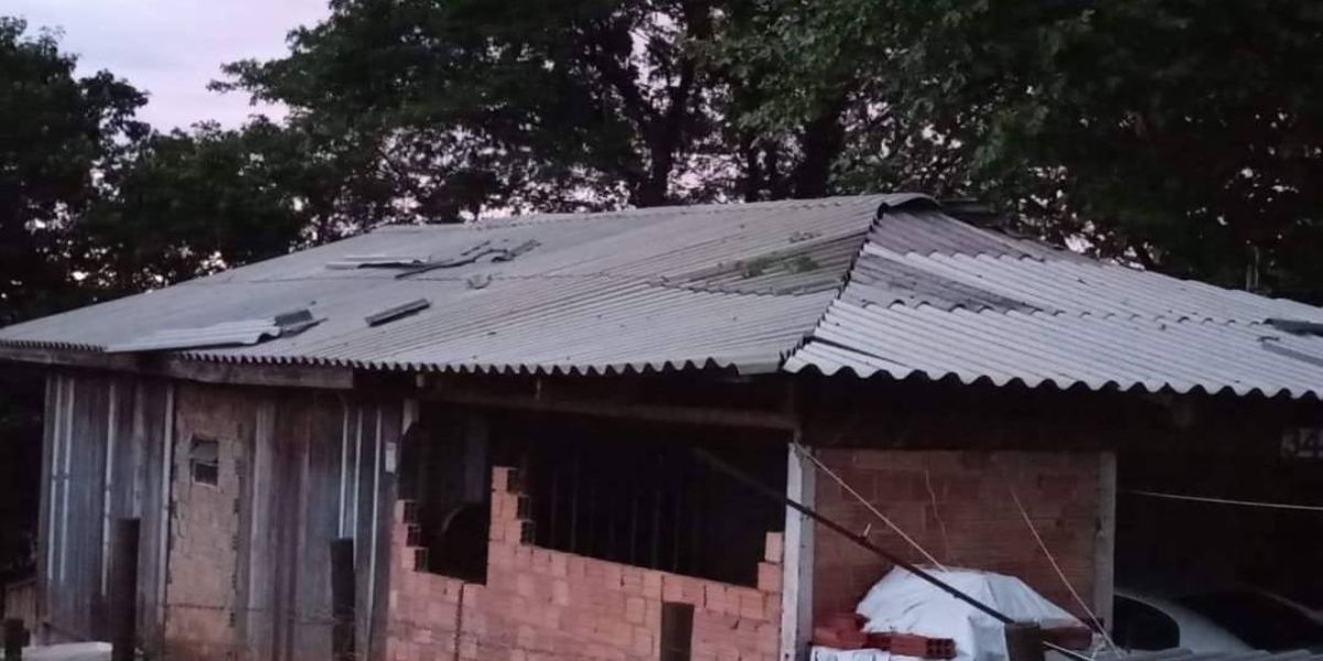 Princípio de temporal causa estragos em residência em Coronel Vivida