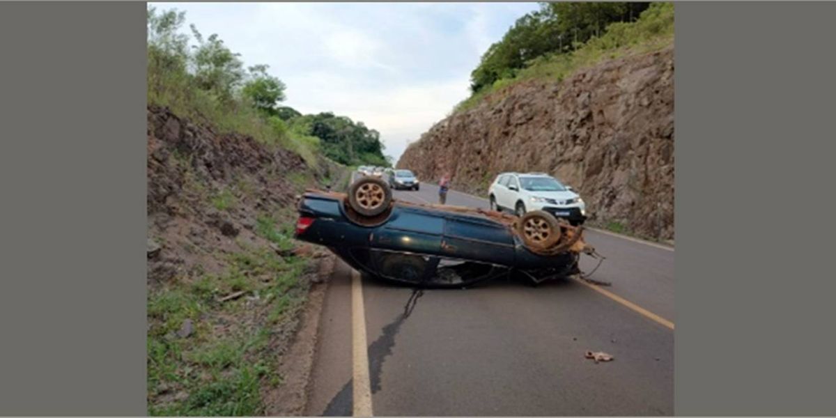 Condutor fica ferido após carro capotar na PR-180