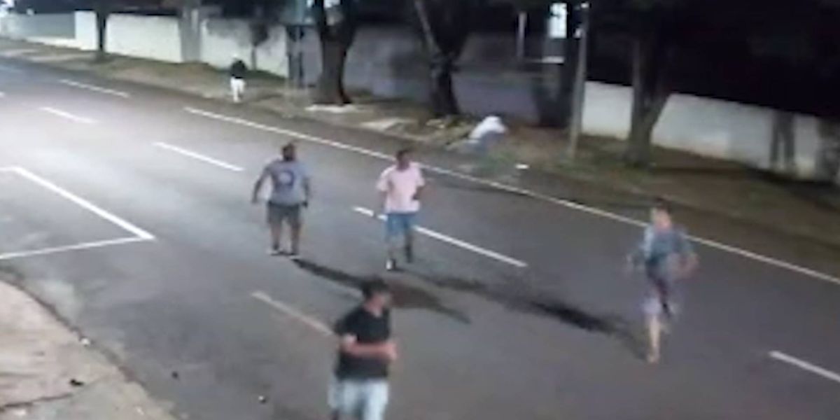 Câmera registra homem sendo detido por populares após tentar roubar celular jovens na Rua Recife