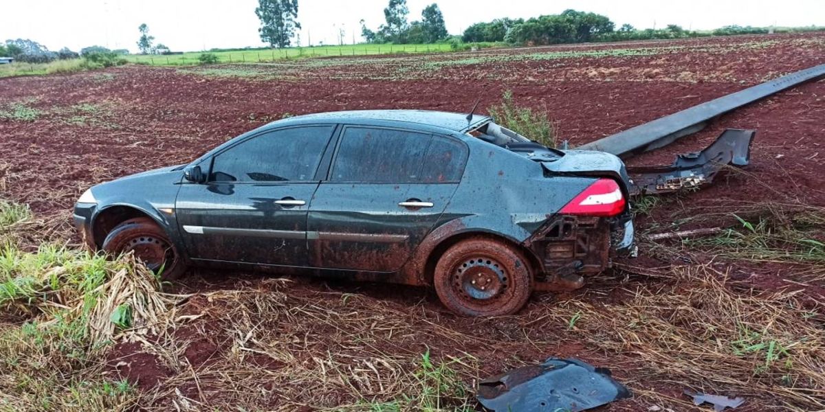 Carro sai da pista e atinge poste de telefonia na BR-467 em Cascavel