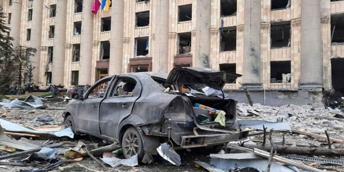 Vídeo: Rússia lança míssil contra prefeitura de Kharkiv