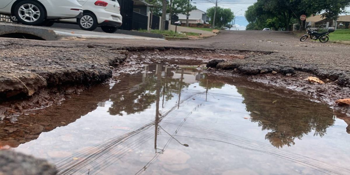 Rua Graciliano Ramos está em buracos e sofre com infiltração da água da chuva