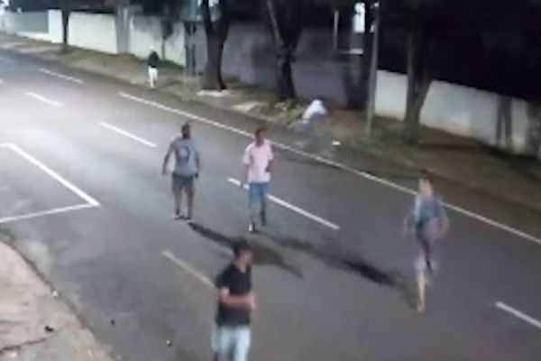 Imagem referente a notícia: Câmera registra homem sendo detido por populares após tentar roubar celular jovens na Rua Recife