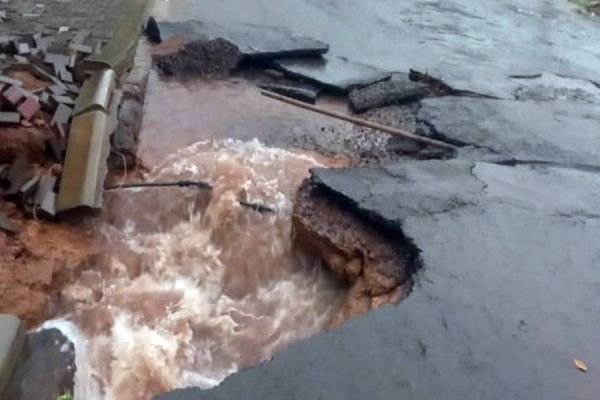 Chuvas danificam estrutura de ruas e Transitar pede cuidado da população