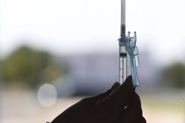 Vacina brasileira contra a covid-19 deve estar pronta em 9 meses