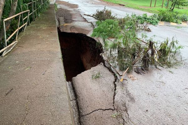 Imagem referente a notícia: Rua Europa é interditada após parte da ponte ceder