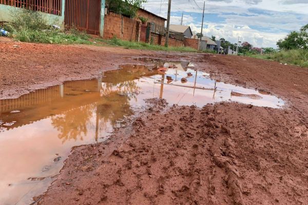 Imagem referente a notícia: Rua Pedro Gurgacz está em total abandono e está virando deposito de lixo
