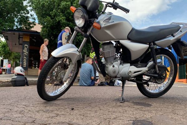 Motociclista fica ferido após colisão na Rua Jacarezinho
