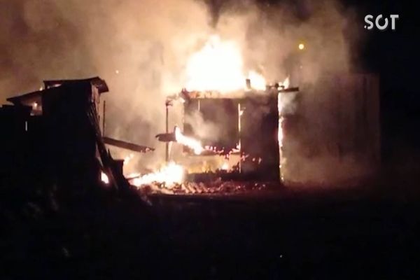 Imagem referente a notícia: Contêiner é destruído por incêndio em obra no Loteamento Montreal