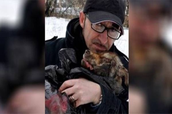 Ucraniano se recusa a fugir da guerra para poder proteger seu cachorro