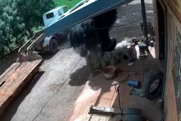 Casal escapa segundos antes de pneu estourar em borracharia no oeste do Paraná