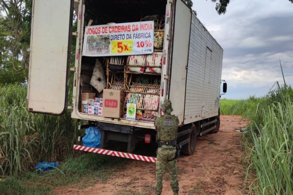 Imagem referente a notícia: Caminhão com adulterações nos sinais identificadores é detido carregado com cigarros contrabandeados