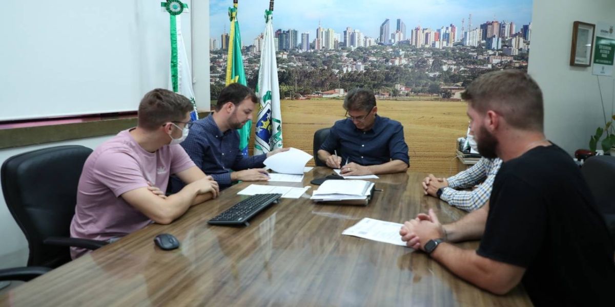 Paranhos assina contrato para construção de 27 unidades habitacionais