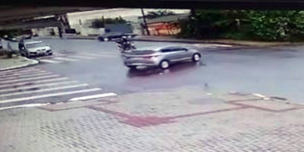 Câmera de segurança registra o momento exato da colisão entre carro e moto na Rua General Osório